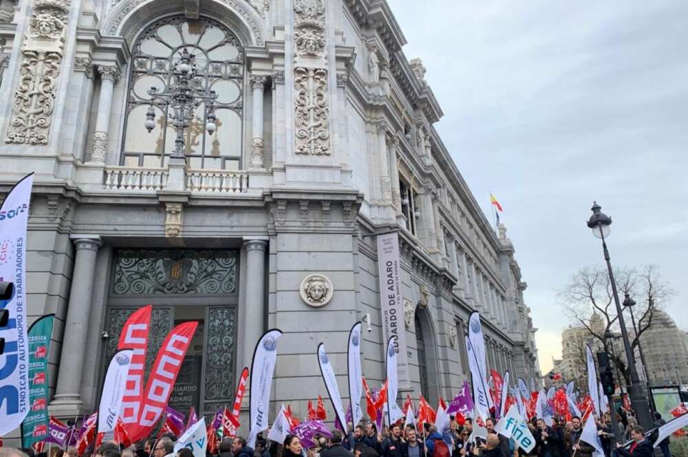 Manifestantes de la banca reclaman una subida salarial "digna" frente al Banco de España. @Alejandro_MDV