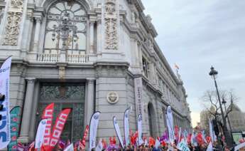 Manifestantes de la banca reclaman una subida salarial "digna" frente al Banco de España. @Alejandro_MDV