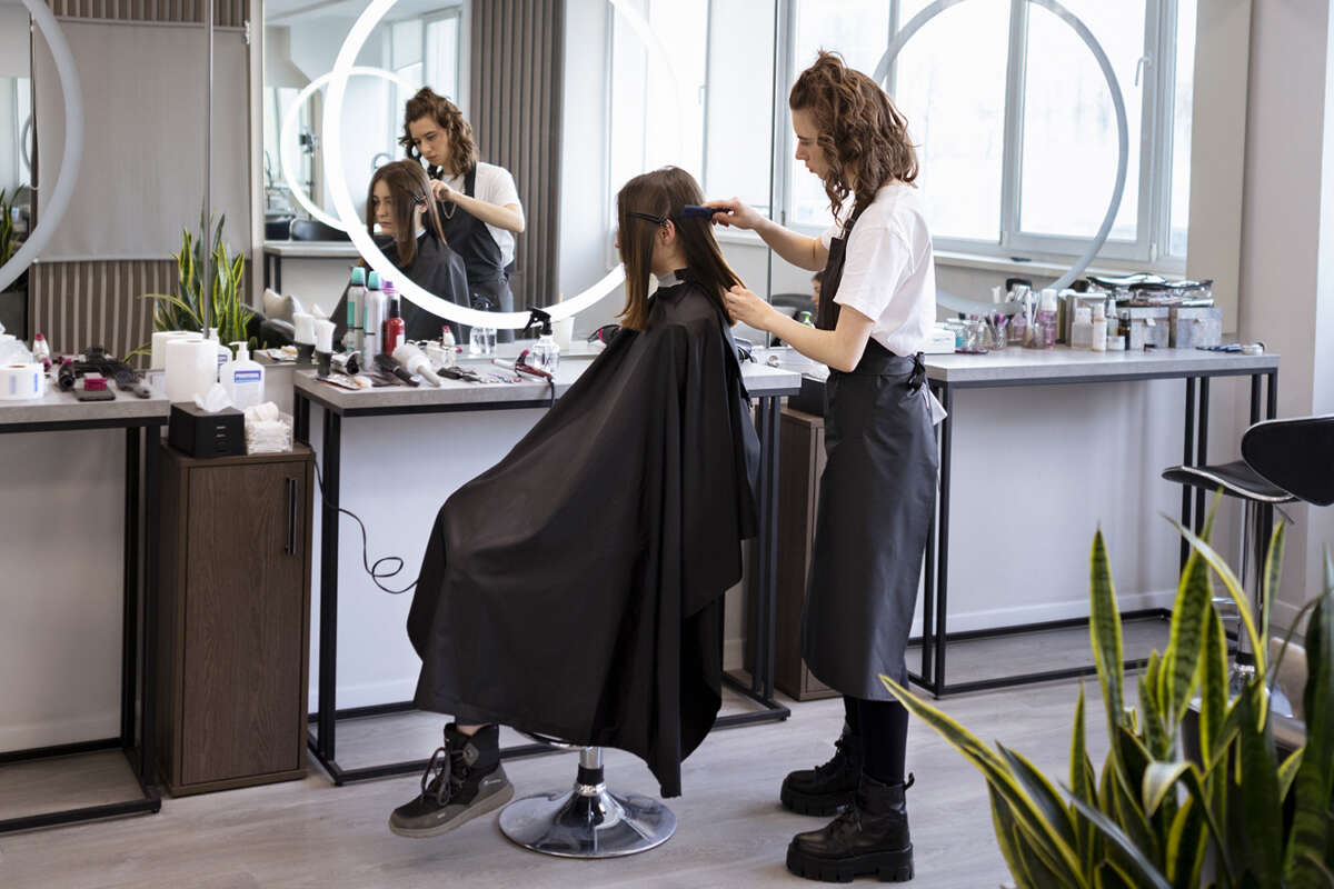 Las peluquerías reclaman la vuelta del IVA al 10%. Foto Freepik. Despido laboral.