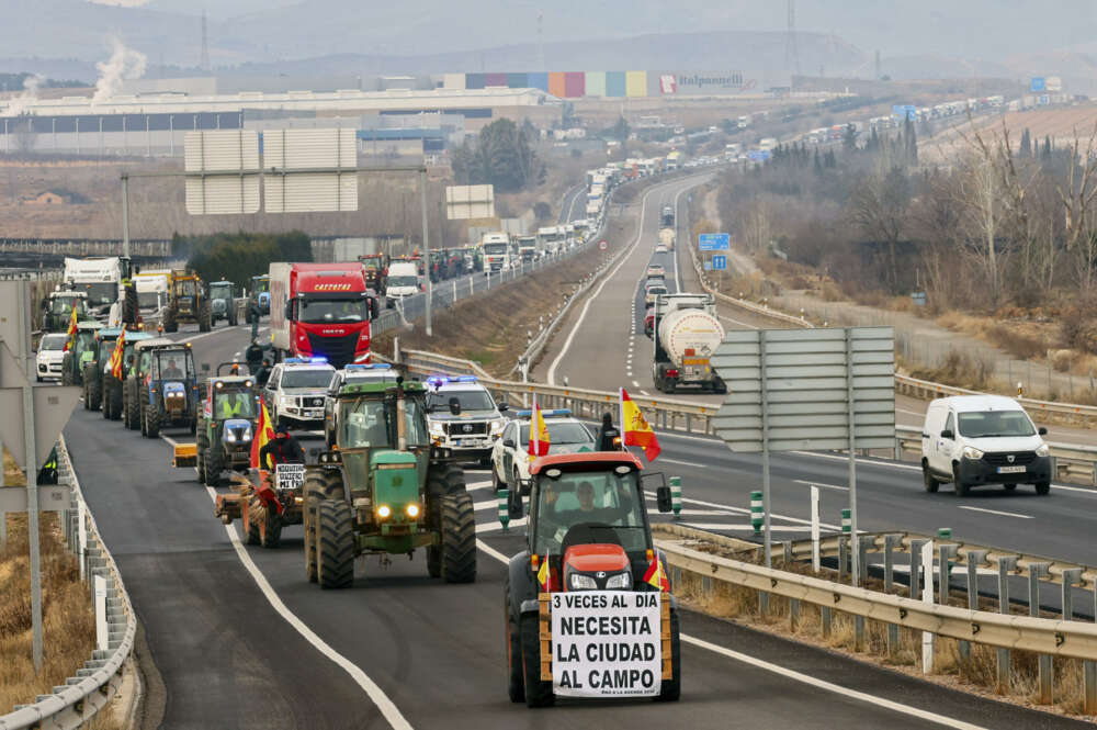 LA ALMUNIA (ZARAGOZA), 06/02/2024.- Varios tractores se concentran a la altura de La Almunia (Zaragoza) en la A2 este martes cuando los agricultores españoles generalizan esta semana sus protestas y se echan a la calle en varias provincias del país para pedir cambios en las exigencias normativas ambientales, más flexibilidad de la Política Agraria Común (PAC) y ayudas por la sequía, entre otras demandas. EFE/Toni Galán