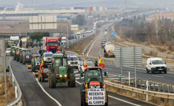 LA ALMUNIA (ZARAGOZA), 06/02/2024.- Varios tractores se concentran a la altura de La Almunia (Zaragoza) en la A2 este martes cuando los agricultores españoles generalizan esta semana sus protestas y se echan a la calle en varias provincias del país para pedir cambios en las exigencias normativas ambientales, más flexibilidad de la Política Agraria Común (PAC) y ayudas por la sequía, entre otras demandas. EFE/Toni Galán