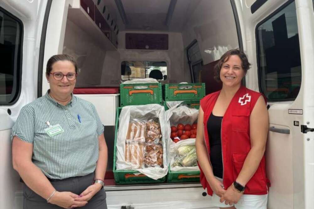 Representantes de Mercadona y Cruz Roja en una donación. Foto: MERCADONA