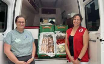 Representantes de Mercadona y Cruz Roja en una donación. Foto: MERCADONA