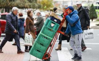 Un trabajador transporta unas cajas. Foto EFE-Luis Tejido