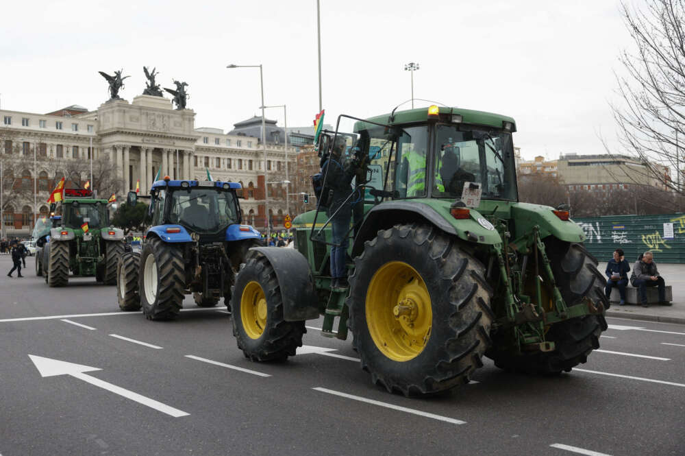 Varias decenas de agricultores se manifiestan ante el Ministerio de Agricultura, Pesca y Alimentación. EFE/ Mariscal