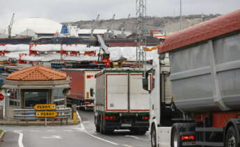 Camiones de mercancías en el Puerto de Bilbao. EFE/Miguel Toña