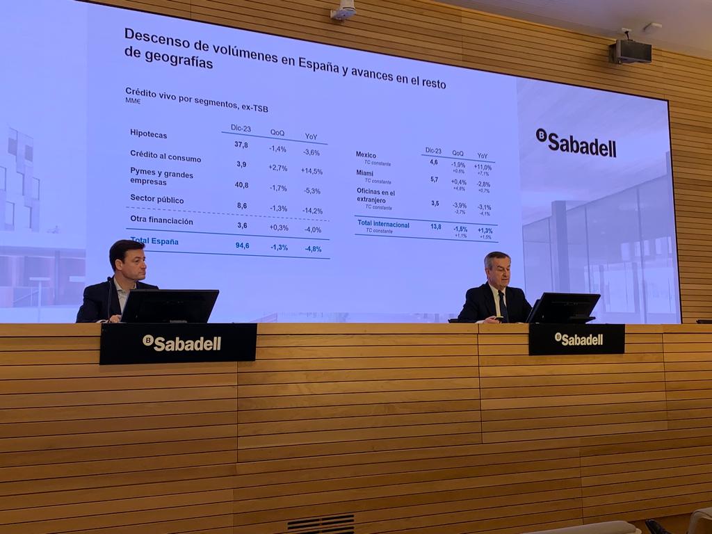 Leopoldo Alvear, CFO de Sabadell, y César González-Bueno, CEO del banco, en la presentación de los resultados anuales. @Alejandro_MDV