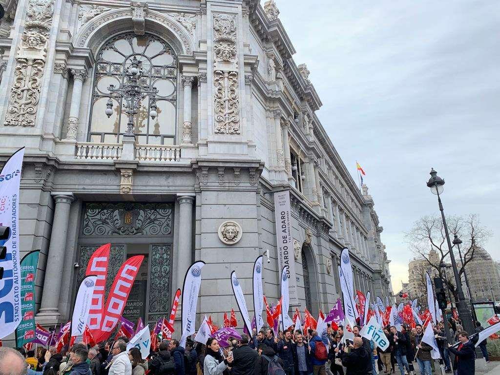Manifestantes de la banca reclaman a las patronales una subida salarial "digna" frente al Banco de España. @Alejandro_MDV 