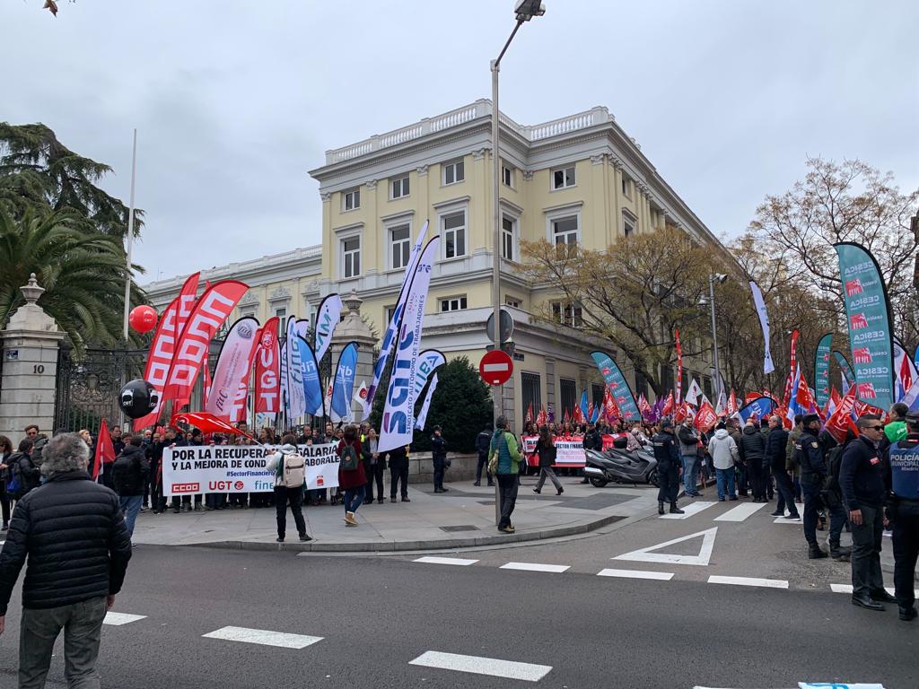 Manifestantes de la banca frente a la sede de la Fundación BBVA. @Alejandro_MDV