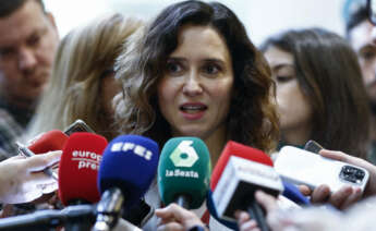 La presidenta de la Comunidad de Madrid, Isabel Díaz Ayuso, atiende a los medios en el marco de su participación en un desayuno-coloquio organizado por la Asociación para el Progreso de la Dirección-APD, este martes, en un hotel madrileño. EFE/ Rodrigo Jiménez