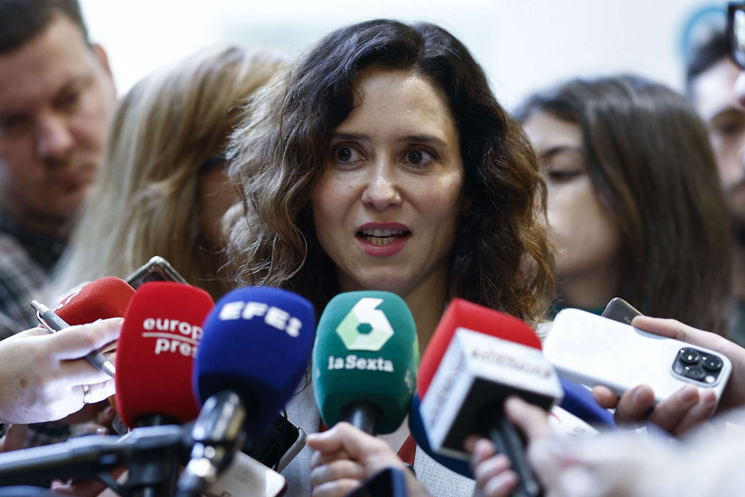 La presidenta de la Comunidad de Madrid, Isabel Díaz Ayuso, atiende a los medios en el marco de su participación en un desayuno-coloquio organizado por la Asociación para el Progreso de la Dirección-APD, este martes, en un hotel madrileño. EFE/ Rodrigo Jiménez