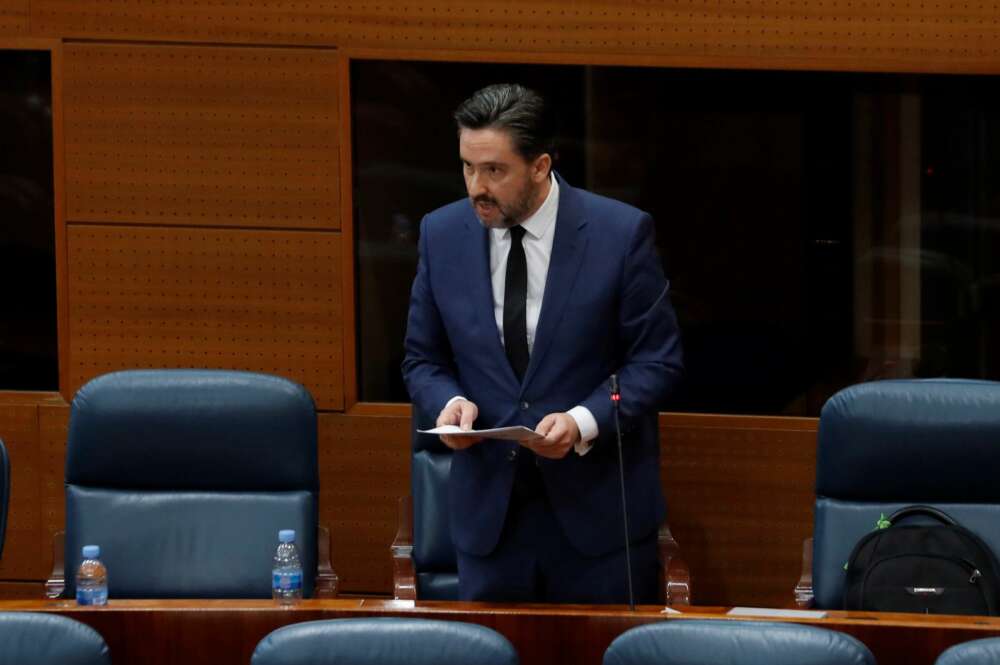MADRID, 21/05/2020.- El diputado de Vox, José Luis Ruiz Bartolomé, durante su intervención en el pleno que la Asamblea celebra este jueves centrado en la petición de la Comunidad de Madrid de avanzar a la fase 1 de la desescalada, rechazada en dos ocasiones por el Ministerio de Sanidad, y tras el anuncio del Gobierno regional de llevar a los tribunales esta negativa. EFE/J.J. Guillen POOL