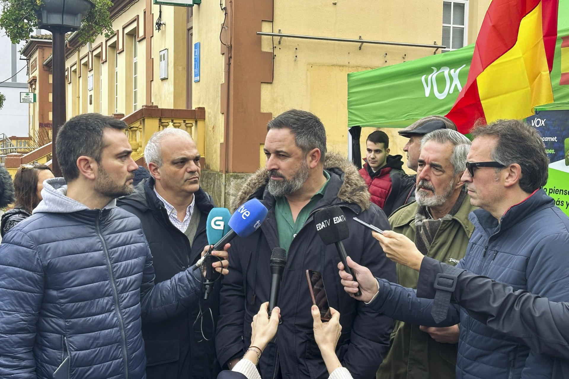 CARBALLO, A CORUÑA, 11/02/2024.- El presidente de Vox, Santiago Abascal, realiza declaraciones a l os medios en Carballo, A Coruña, esta mañana de cara a las próximas elecciones gallegas, en Santiago de Compostela. EFE/Prensa Vox -SOLO USO EDITORIAL/SOLO DISPONIBLE PARA ILUSTRAR LA NOTICIA QUE ACOMPAÑA (CRÉDITO OBLIGATORIO)-