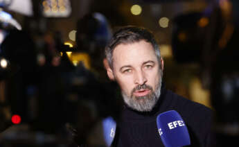 FERROL (A CORUÑA), 14/02/2024.- El presidente de Vox, Santiago Abascal, arropa en Galicia al candidato Álvaro Díaz Mella en un mitin en el hotel almirante de Ferrol. EFE/ Kiko Delgado