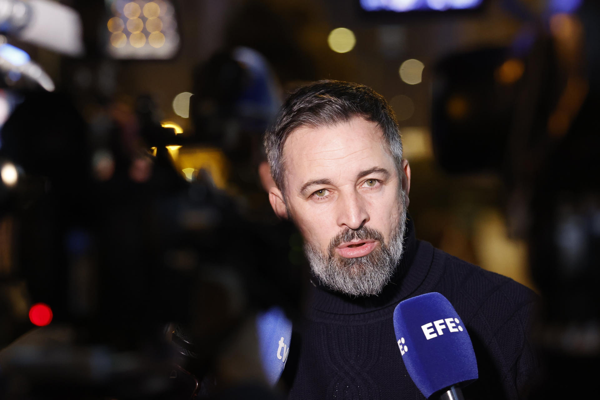 FERROL (A CORUÑA), 14/02/2024.- El presidente de Vox, Santiago Abascal, arropa en Galicia al candidato Álvaro Díaz Mella en un mitin en el hotel almirante de Ferrol. EFE/ Kiko Delgado