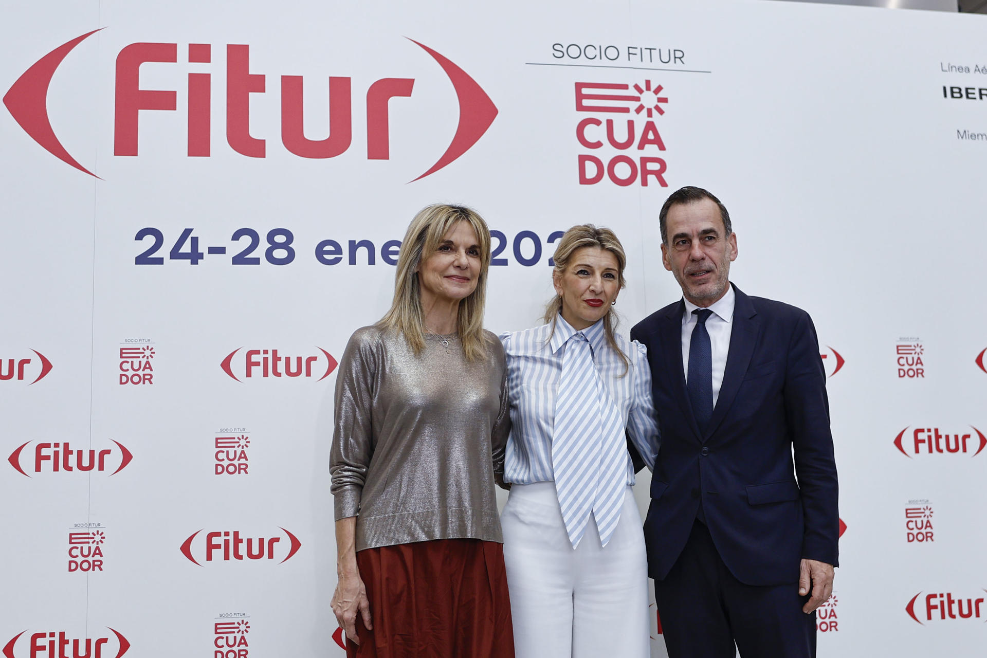 MADRID, 26/01/2024.- La vicepresidenta segunda y ministra de Trabajo y Economía Social , Yolanda Díaz (c), posa junto a Miguel Ángel Sanz (d), director general del Instituto de Turismo de España (Turespaña), y junto a la secretaria de Estado de Economía Social, Amparo Merino, a su llegada para visitar la 44ª edición de la Feria Internacional de Turismo (FITUR 2024) en IFEMA Madrid este viernes. EFE/Rodrigo Jiménez