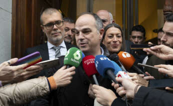 MADRID, 17/01/2024.- El secretario general de Junts, Jordi Turull (i) junto a la portavoz del partido en el Congreso, Miriam Nogueras (c-d) se dirige a los medios de comunicación tras su reunión con el secretario de Organización del PSOE, Santos Cerdán este miércoles en el Congreso. EFE/ Fernando Villar