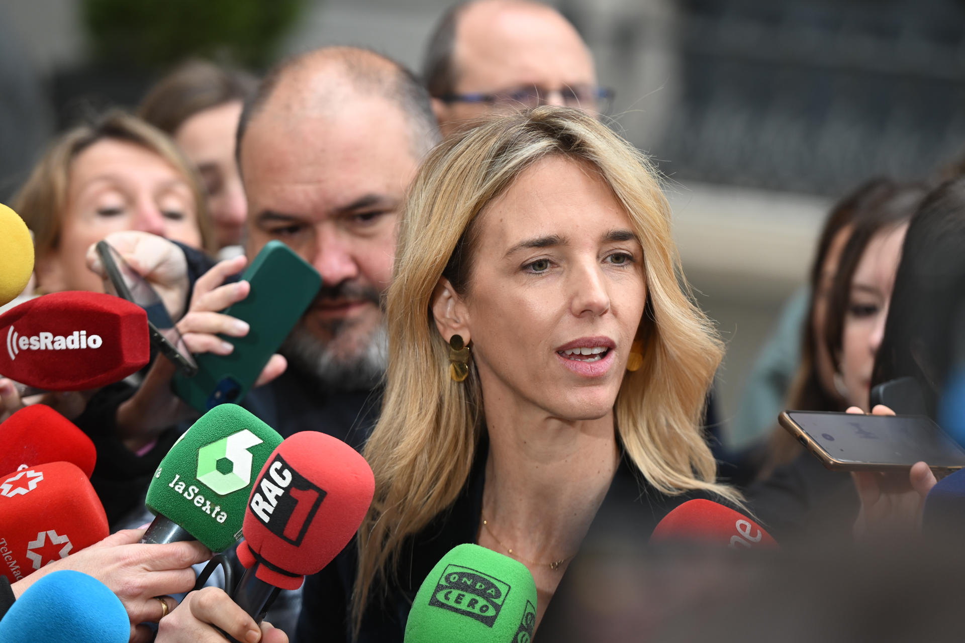 MADRID, 08/02/2024.- La diputada popular Cayetana Álvarez de Toledo atiende a los medios en el exterior del Congreso de los Diputados en el marco de la reunión mantenida por la Comisión de Venecia con los portavoces de la Comisión de Justicia del Congreso para dar cuenta del informe sobre la amnistía. EFE/ Fernando Villar