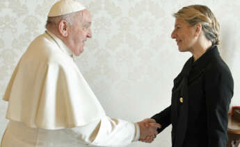 GRAF6106. Ciudad del Vaticano, 02/02/2024.- El papa Francisco saluda a la vicepresidenta segunda del Gobierno español, Yolanda Díaz, durante una audiencia celebrada este viernes en el Vaticano. EFE/ Vaticano - SOLO USO EDITORIAL/SOLO DISPONIBLE PARA ILUSTRAR LA NOTICIA QUE ACOMPAÑA (CRÉDITO OBLIGATORIO) -