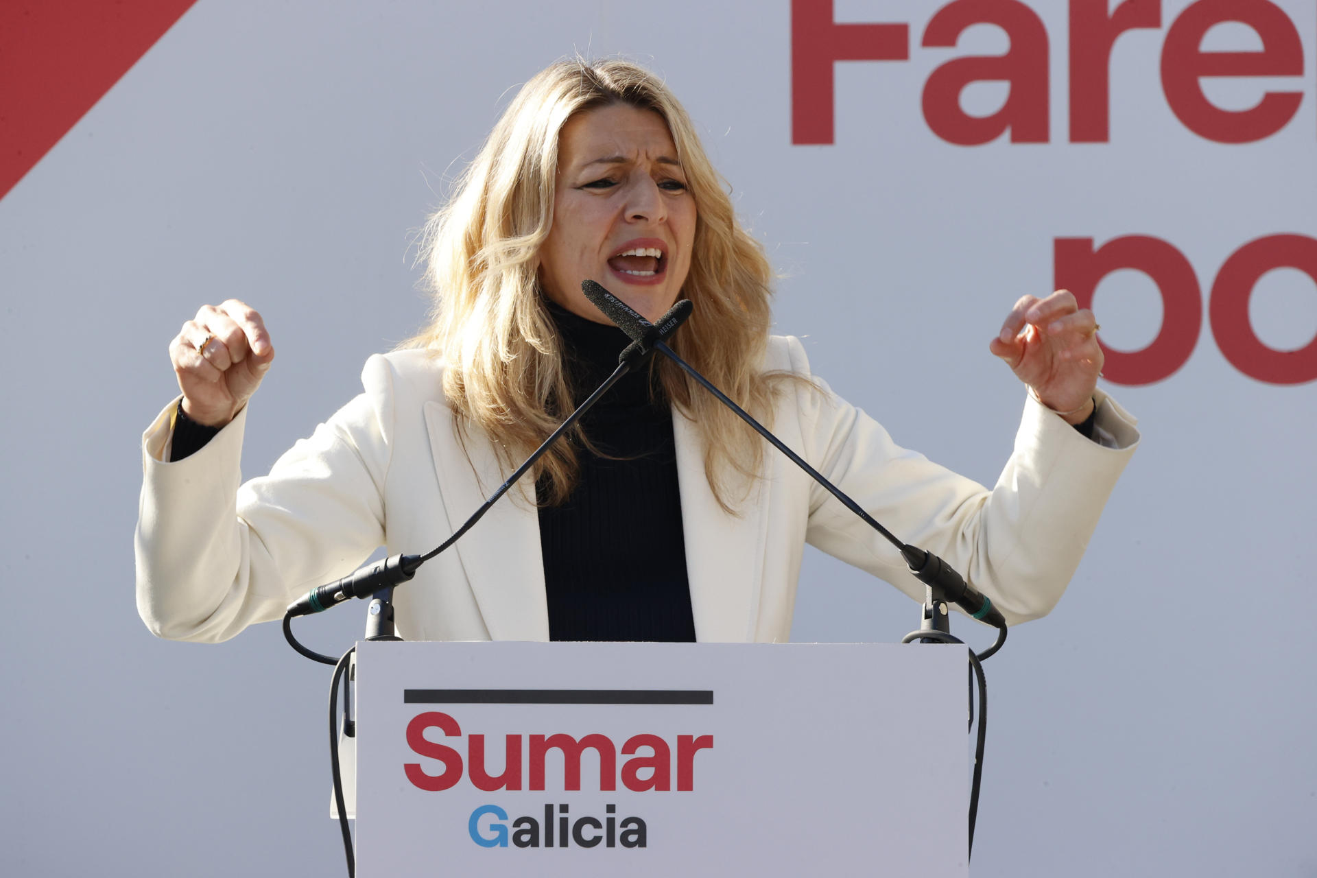 FERROL (A CORUÑA), 03/02/2024.- La vicepresidenta segunda del Gobierno y líder de Sumar, Yolanda Díaz, durante su intervención este sábado en un mitin en Ferrol con la candidata a la presidencia de la Xunta de Galicia Marta Lois, el portavoz de Sumar en el congreso Íñigo Errejón y el exalcalde de Ferrol Jorge Suarez. EFE/Kiko Delgado