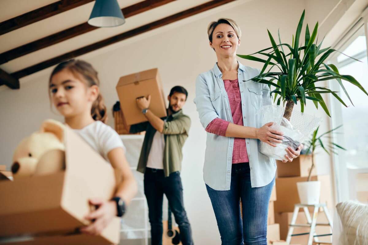 Una familia se pone manos a la obra con la mudanza a una nueva vivienda. Foto: Freepik.