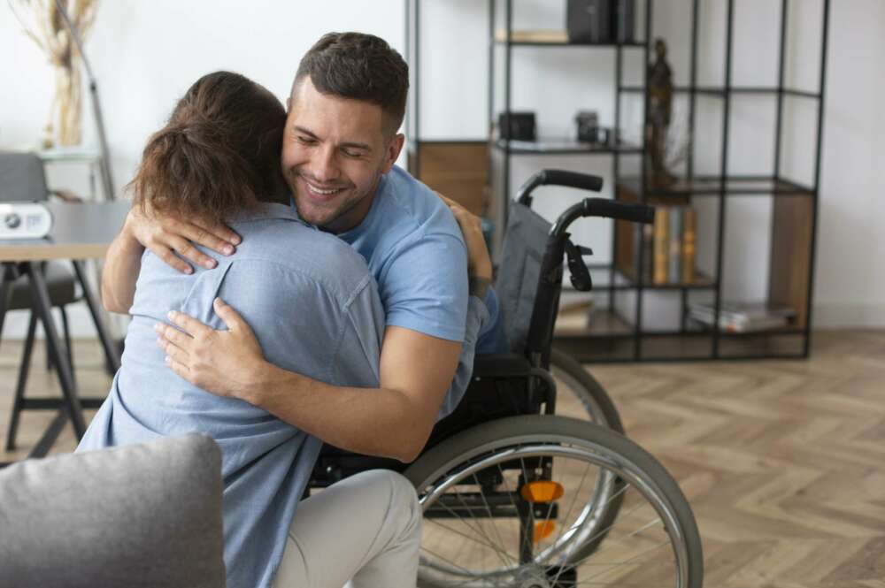 Dos personas abrazándose.