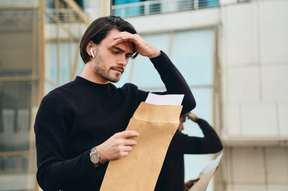 Un trabajador consultando un documento de ERTE.