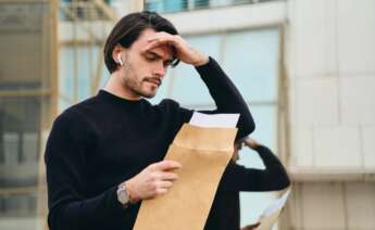 Un trabajador consultando un documento de ERTE.