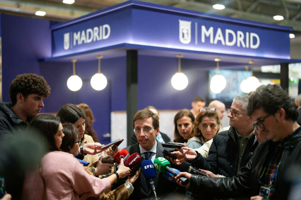 MADRID, 31/01/2024.- El alcalde de Madrid, José Luis Martínez Almeida, realiza declaraciones a la prensa durante su visita a Madrid Fusión, este miércoles . EFE/ Borja Sánchez Trillo