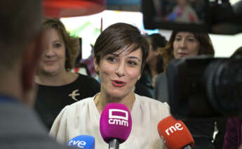 MADRID, 26/01/2024.- La ministra de Vivienda y Agenda Urbana, Isabel Rodríguez, atiende a la prensa en FITUR 2024, donde asiste a la presentación del espectáculo audiovisual 'Lumina Catedral de Toledo' en FITUR 2024 y visita el estand de Castilla-La Mancha, este viernes en IFEMA Madrid. EFE/ Jesús Monroy