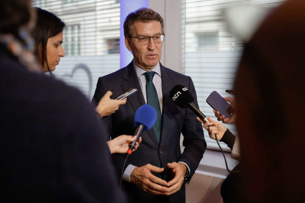 BRUSELAS, 01/02/2024.- El líder del Partido Popular, Alberto Núñez Feijóo se dirige a los medios de comunicación tras su encuentro con el presidente del Partido Popular Europeo, Manfred Weber (no en la imagen) este jueves en Bruselas. EFE/Pablo Garrigós