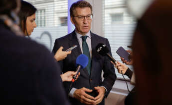 BRUSELAS, 01/02/2024.- El líder del Partido Popular, Alberto Núñez Feijóo se dirige a los medios de comunicación tras su encuentro con el presidente del Partido Popular Europeo, Manfred Weber (no en la imagen) este jueves en Bruselas. EFE/Pablo Garrigós