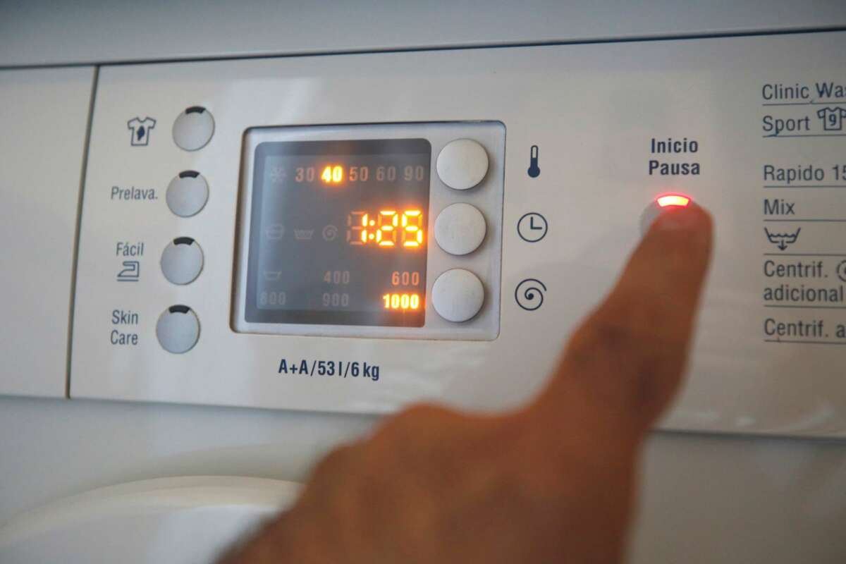 GRAF3225. MADRID, 15/10/2021.- El precio medio de la electricidad en el mercado mayorista (pool) bajará mañana el 2,1 % (equivalente a 4,89 euros), hasta los 226,93 euros/megavatio hora (MWh), lo que es su tercer nivel más alto de la historia, después del alcanzado la semana pasada. EFE/ Javier Lizón