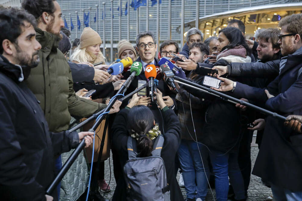 BRUSELAS (BÉLGICA), 31/01/2024.- El ministro de Presidencia y Justicia, Félix Bolaños, ofrece declaraciones este miércoles, en Bruselas. El comisario europeo de Justicia, Didier Reynders, destacó este miércoles el "compromiso de las partes" para trabajar en la reforma del Consejo General del Poder Judicial (CGPJ), después de la primera reunión mantenida hoy con el ministro de Presidencia y Justicia, Félix Bolaños, y el vicesecretario de Acción Institucional del PP, Esteban González Pons. EFE/ Pablo Garrigós