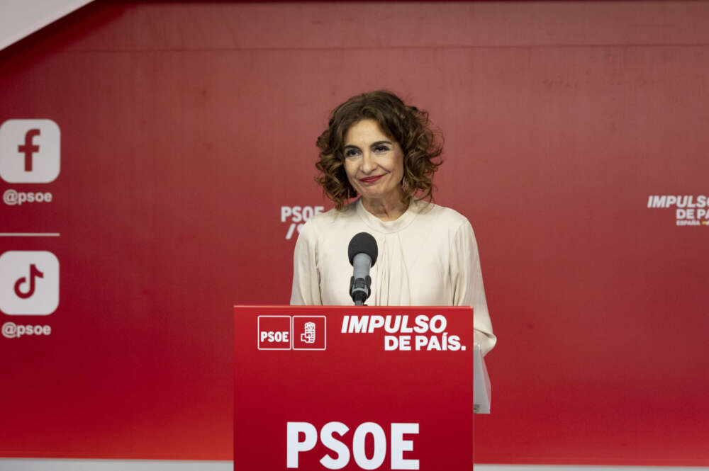 La vicesecretaria general del PSOE, vicepresidenta primera y ministra de Hacienda, María Jesús Montero, realiza declaraciones este lunes en la sede del PSOE de Ferraz.EFE/ Flickr