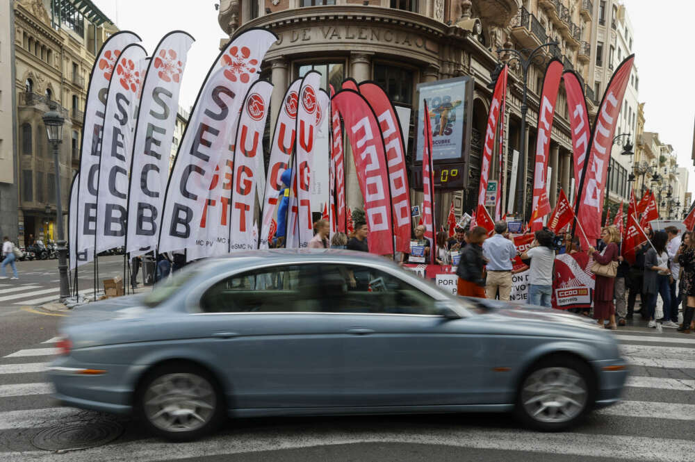 CCOO, UGT y FINE se concentran ante la sede social de CaixaBank. EFE/ Kai Forsterling