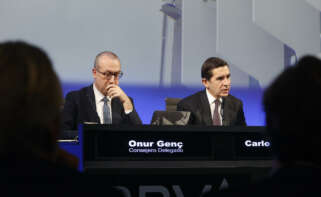 Onur Genç, CEO de BBVA, y Carlos Torres, presidente del banco. EFE