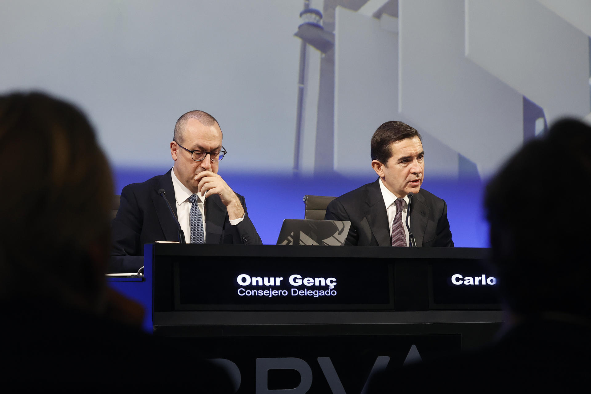 Onur Genç, CEO de BBVA, y Carlos Torres, presidente del banco. EFE