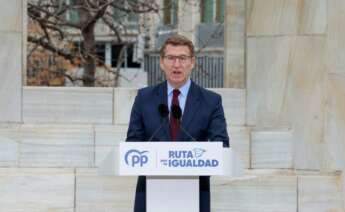 El líder del Partido Popular (PP), Alberto Núñez Feijóo, presenta la Ruta por la Igualdad de los españoles, este jueves en los Jardines de la Transición Española en Madrid. EFE/ Zipi