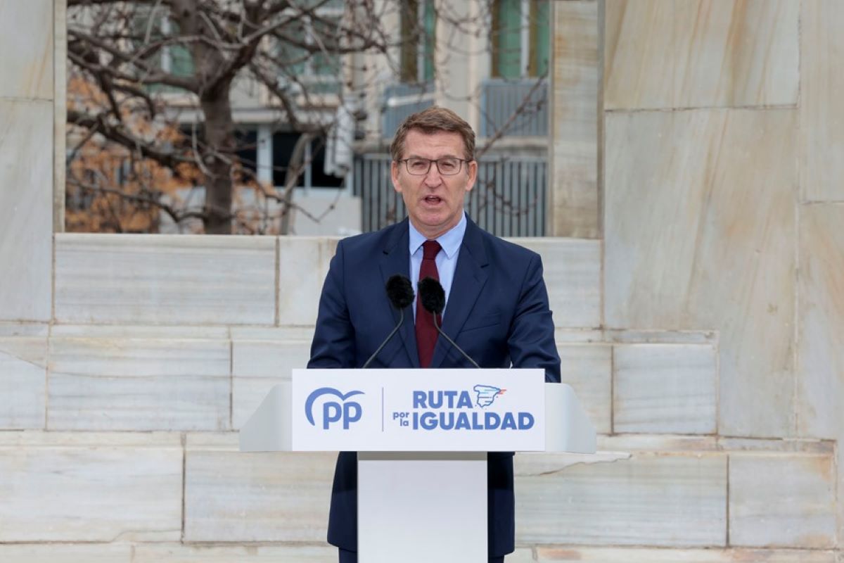 El líder del Partido Popular (PP), Alberto Núñez Feijóo, presenta la Ruta por la Igualdad de los españoles, este jueves en los Jardines de la Transición Española en Madrid. EFE/ Zipi