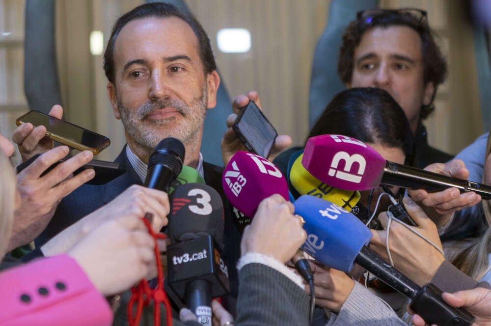 PALMA DE MALLORCA, 31/01/2024.- El presidente del Parlamento balear, Gabriel Le Senne hace declaraciones después de la reunión de La Mesa del Parlament, este miércoles. EFE/CATI CLADERA