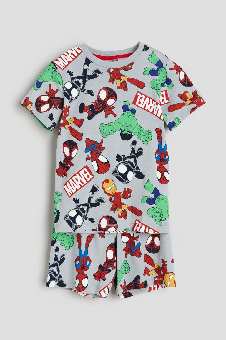 El pijama corto con estampado de Marvel de H&M