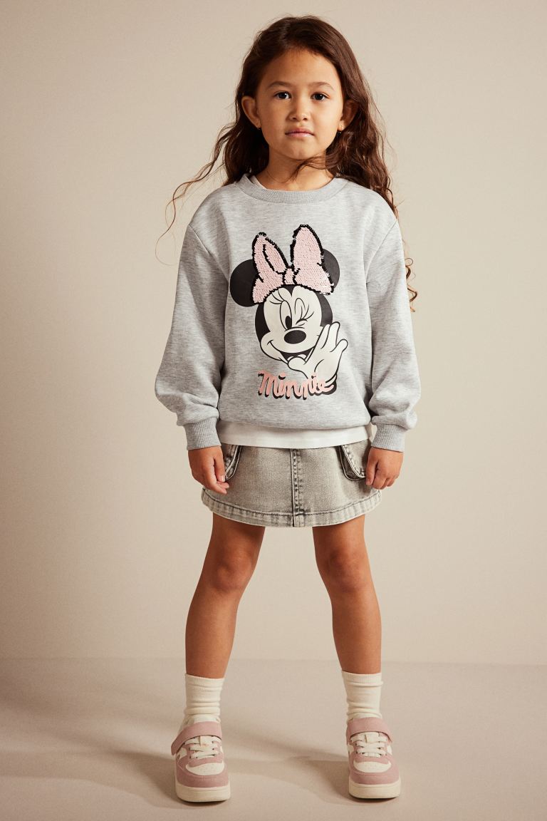 La sudadera de Minnie Mouse de la colección de sudaderas para niña de H&M