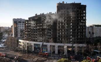 Un fulminante y devastador incendio en un edificio de viviendas de catorce plantas en Valencia. EFE/Manuel Bruque