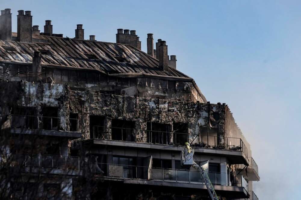 Fachada de uno de los edificios incendiados. EFE/Manuel Bruque