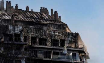 Fachada de uno de los edificios incendiados. EFE/Manuel Bruque