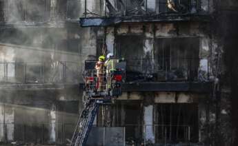 El edificio incendiado en Valencia. Foto: EFE.