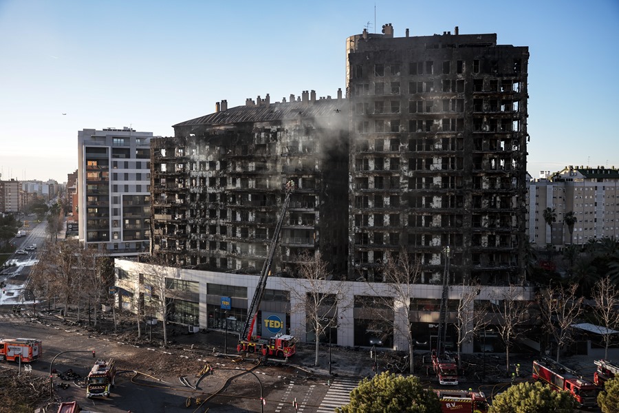 Vista de los edificios siniestrados en el fulminante incendio de este jueves en Valencia EFE/Manuel Bruque