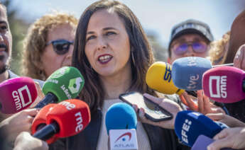 TOLEDO, 06/04/2023.- La secretaria general de Podemos y ministra de Derechos Sociales y Agenda 2030, Ione Belarra, atiende a los medios durante una visita a la senda ecológica del río Tajo. EFE/Ismael Herrero