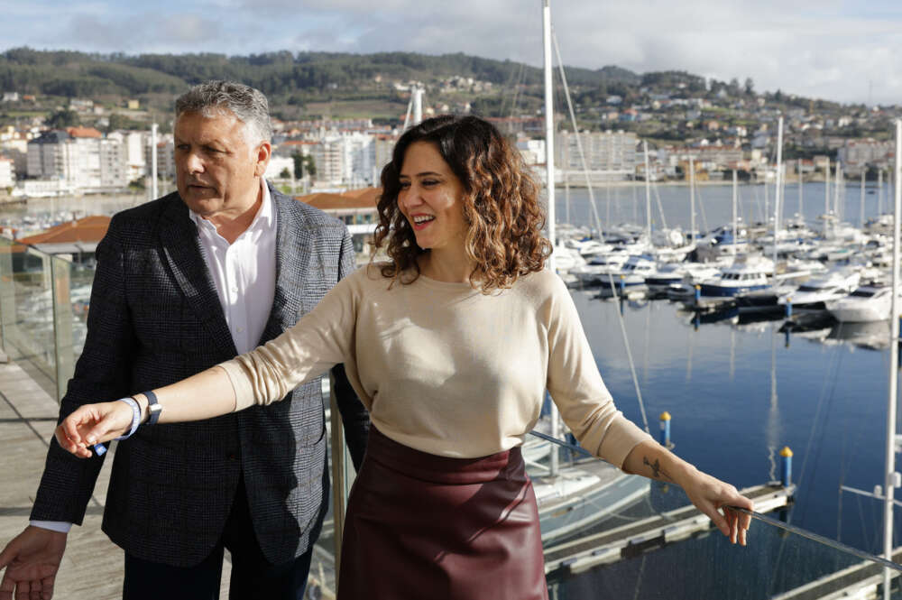 SANXENXO (PONTEVEDRA), 16/02/2024.- La presidenta de la Comunidad de Madrid, Isabel Díaz Ayuso, junto al alcalde de Sanxenxo, Telmo Martín, en la terraza del Náutico, donde participó en un desayuno con empresarios, dentro de la campaña para las elecciones gallegas del domingo, hoy viernes en la localidad pontevedresa EFE/Lavandeira jr